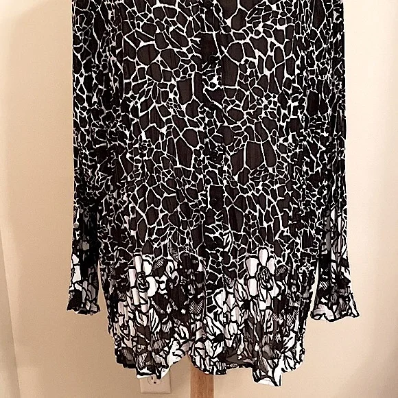 Lane Bryant Black White Floral Crinkle Button Down Long Sleeve Blouse Size 22/24 - Picture 3 of 9